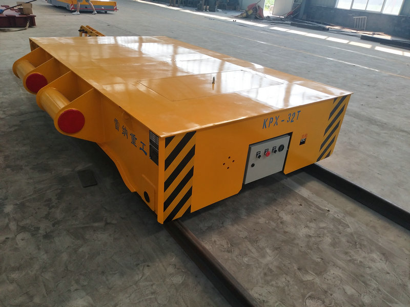 32 টন ট্রলি ট্র্যাক্টরের সাথে সংযুক্ত