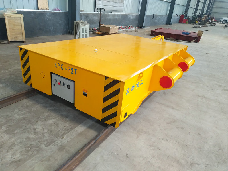 32 টন ট্রলি ট্র্যাক্টরের সাথে সংযুক্ত